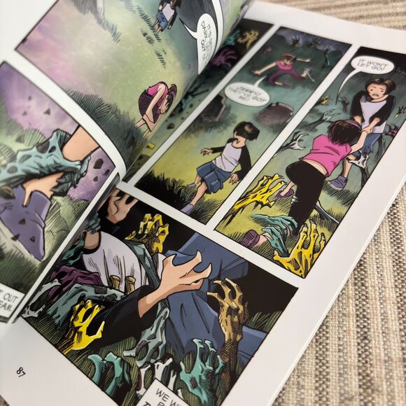 Graphix Presents R.L. STINE GOOSEBUMPS Slappy's Tales Of Horror 4 Story Book - Picture 3 of 4